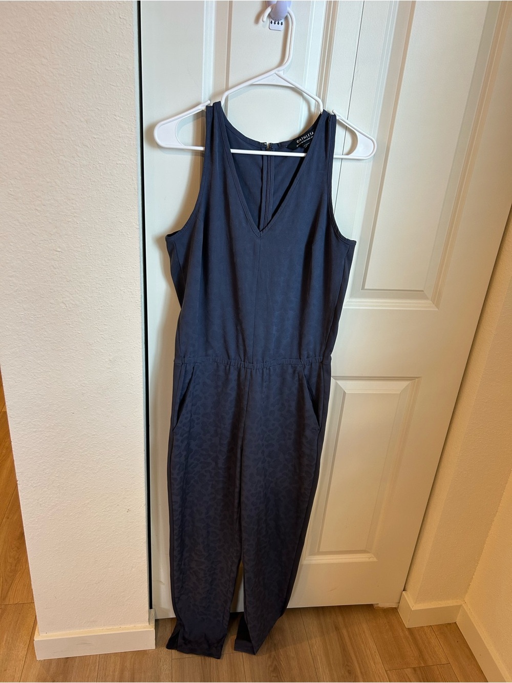 Athleta Brooklyn Textured Jumpsuit Navy Blue Leopard Jacquard Size 6 - Picture 2 of 6